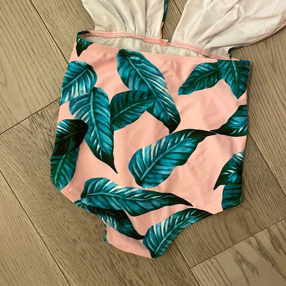 Pin-up style one piece swimsuit - Picture 3 of 4